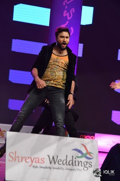 Aatadukundam-Raa-Movie-Audio-Function